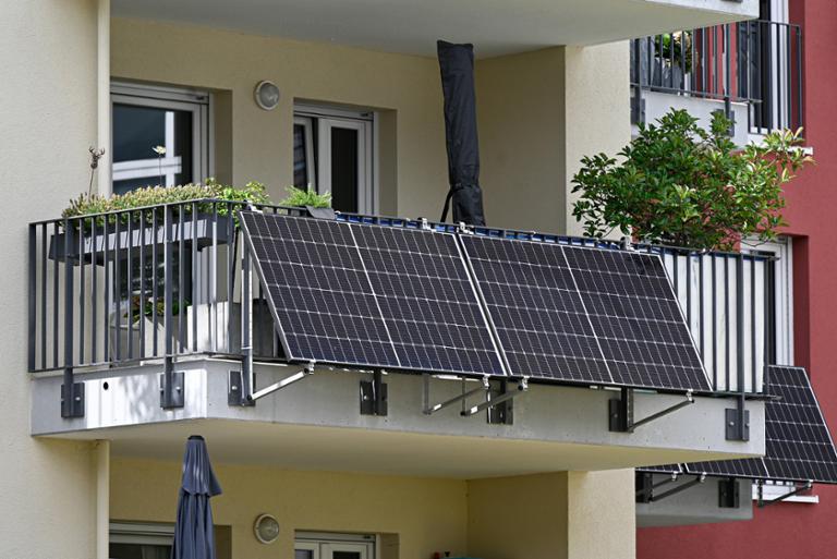 Europe 400W 600W solar panel plug and play balcony on grid solar system  Manufacturers